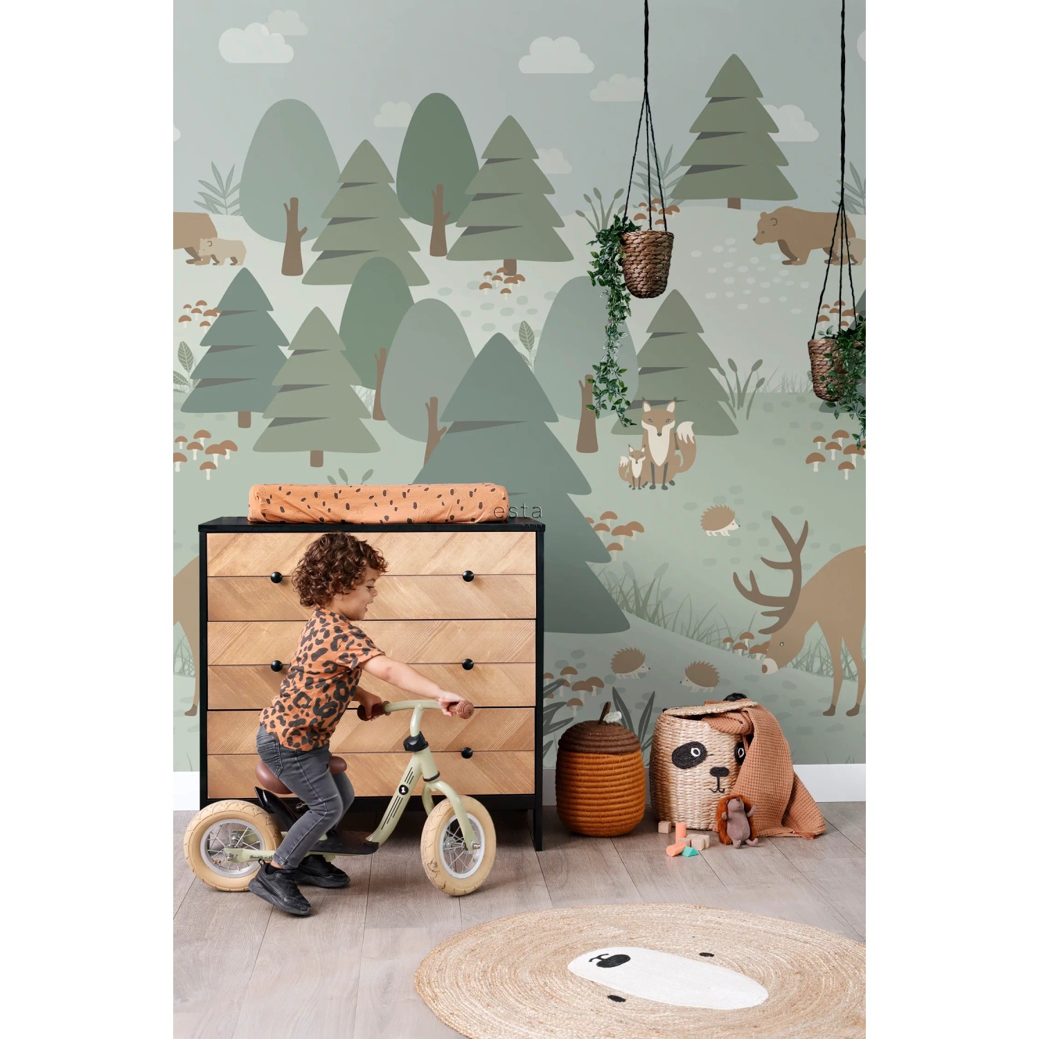 ESTAhome Fototapete Wald mit Tieren, grüne Vliestapete für Kinderzimmer, 200x279 cm.