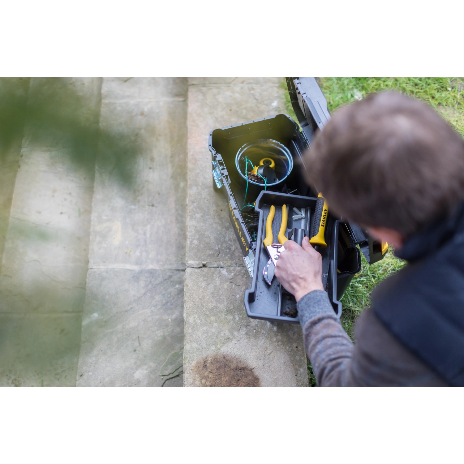Geöffnete Stanley Werkzeugbox Essential 19 Zoll mit Werkzeug und Organizer.
