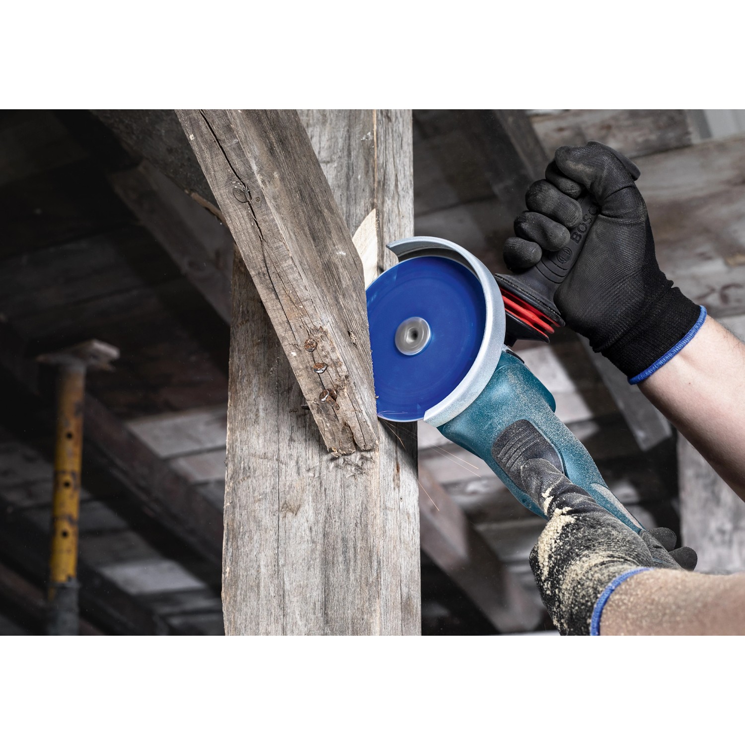 Bosch Expert Trennscheibe Carbide Multi Wheel schneidet Holz mit Winkelschleifer. Zubehör für Winkelschleifer.