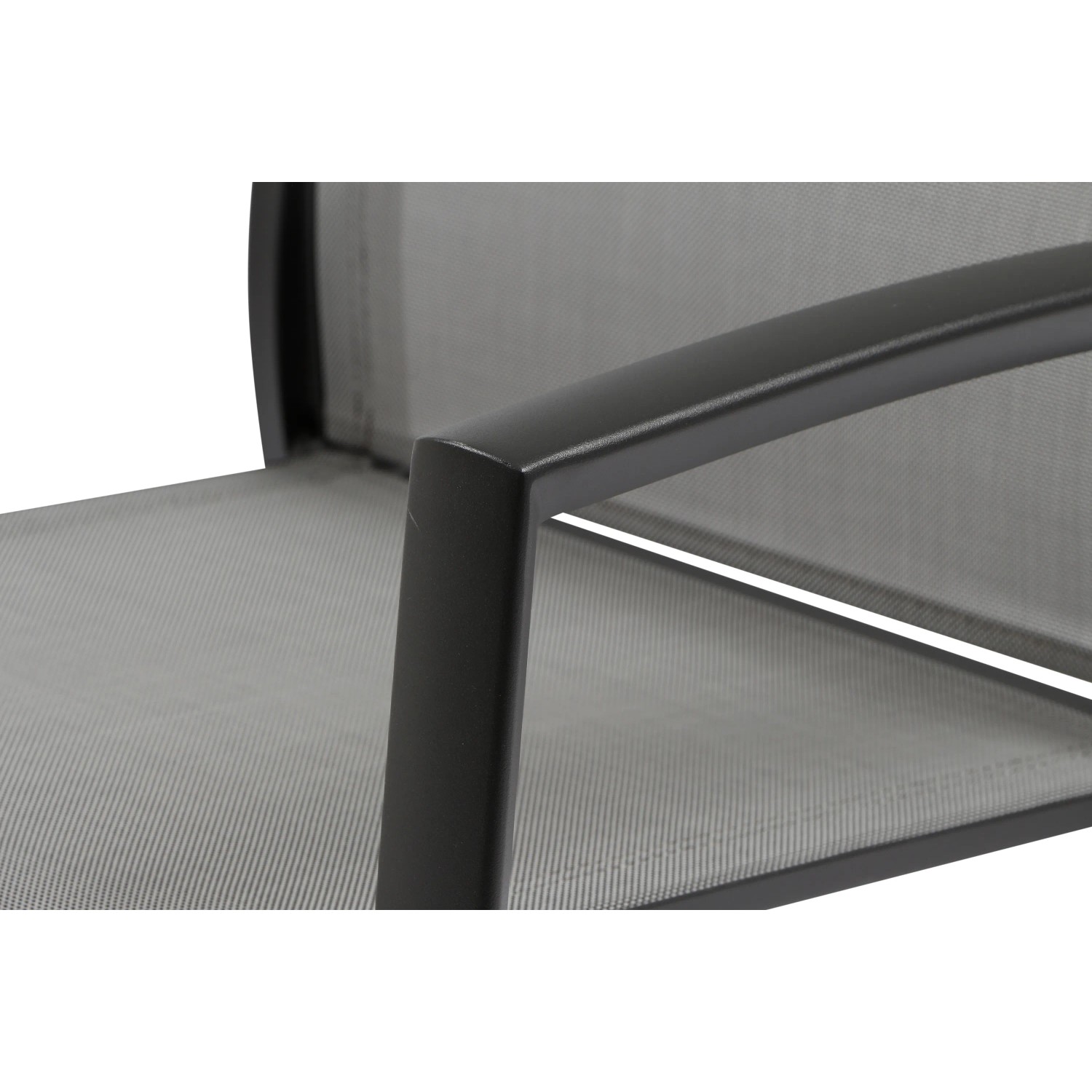 Detailaufnahme: Anthrazitfarbener Siena Garden Stapelsessel Velia mit Aluminiumgestell und Ranotex-Gewebe.
