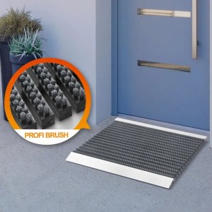 Graue Karat Fußmatte Profi Brush mit Alu-Rahmen, 60x90 cm, vor einer blauen Tür.