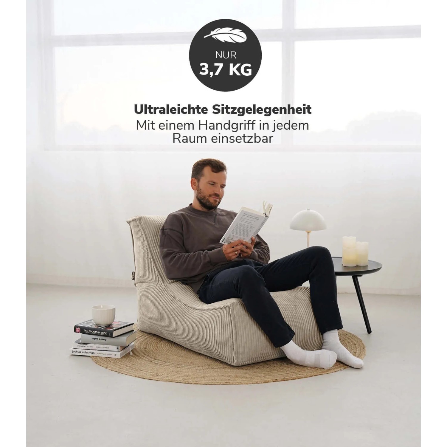 Beiger mokebo Sitzsack aus Cord, genutzt als Relaxliege von Mann mit Buch.