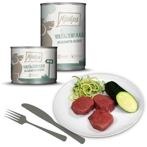 Mjamjam Hundenassfutter Vorzügliches Kalb mit Zucchini, 200g Dose und Teller mit Kalb und Zucchini.