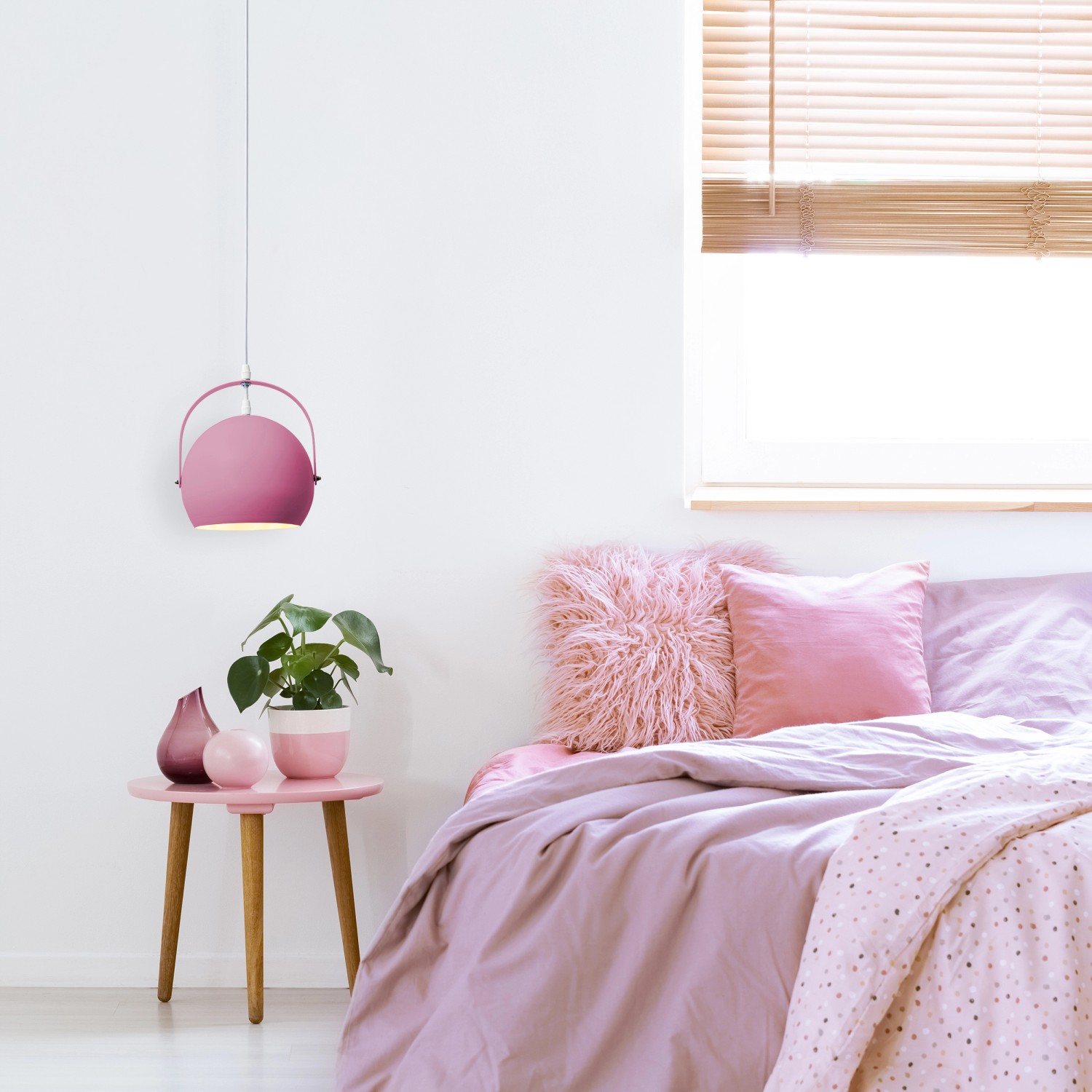 Pinke Näve Pendelleuchte Colorado, ca. 25 cm, über Nachttisch im Schlafzimmer.