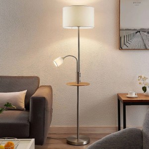 Moderne Lindby LED-Stehlampe Aovan mit USB-Anschluss und Ablage in Alu/Holz.