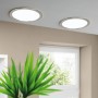 Zwei runde, dimmbare Eglo LED-Einbauspots Fueva-Z in Nickel-Matt an einer Decke.