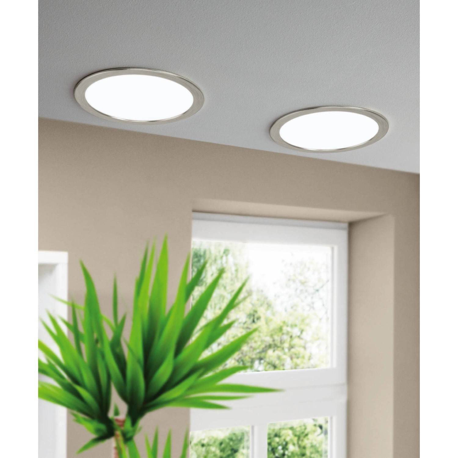 Zwei runde, dimmbare Eglo LED-Einbauspots Fueva-Z in Nickel-Matt an einer Decke.