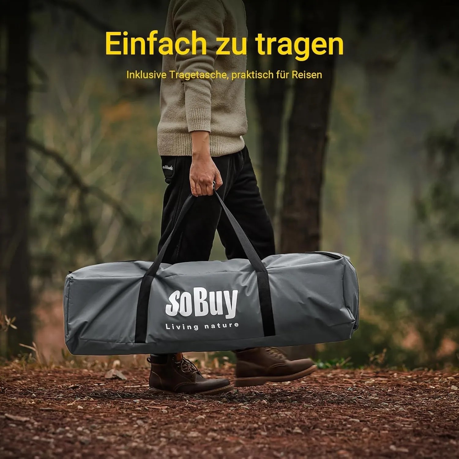 Person trägt graue SoBuy Tragetasche mit Feldbett und Zelt durch Wald. Praktisch für Camping & Outdoor Reisen.