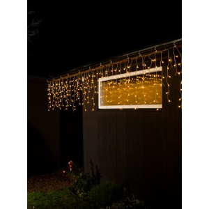 Konstsmide LED Lichtervorhang Eisregen mit warmweißen Globes, außen am Haus angebracht.