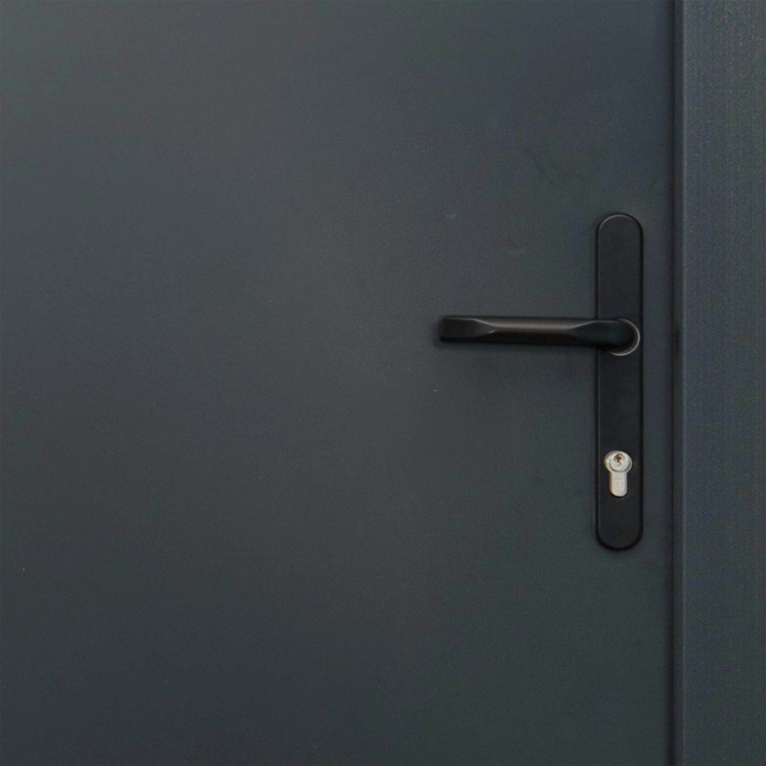 Detailaufnahme: Anthrazitfarbene Stahl-Nebeneingangstür mit Griff und Schloss.