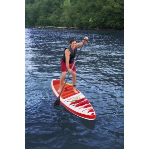 Mann auf Bestway Hydro-Force SUP Fast Touring Board. Rot-weißes Stand Up Paddle Board auf dem Wasser.