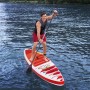Mann auf Bestway Hydro-Force SUP Fast Touring Board. Rot-weißes Stand Up Paddle Board auf dem Wasser.
