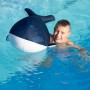 Junge schwimmt mit blau-weißem Westmann Pool Buddy Wal im Pool.