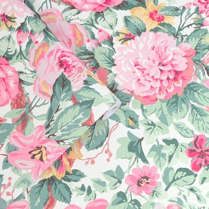 Laura Ashley Vliestapete Aveline Rose mit rosa Blüten und grünen Blättern.