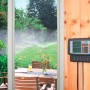 Gardena Classic 4030 Bewässerungssteuerung mit Garten im Hintergrund.