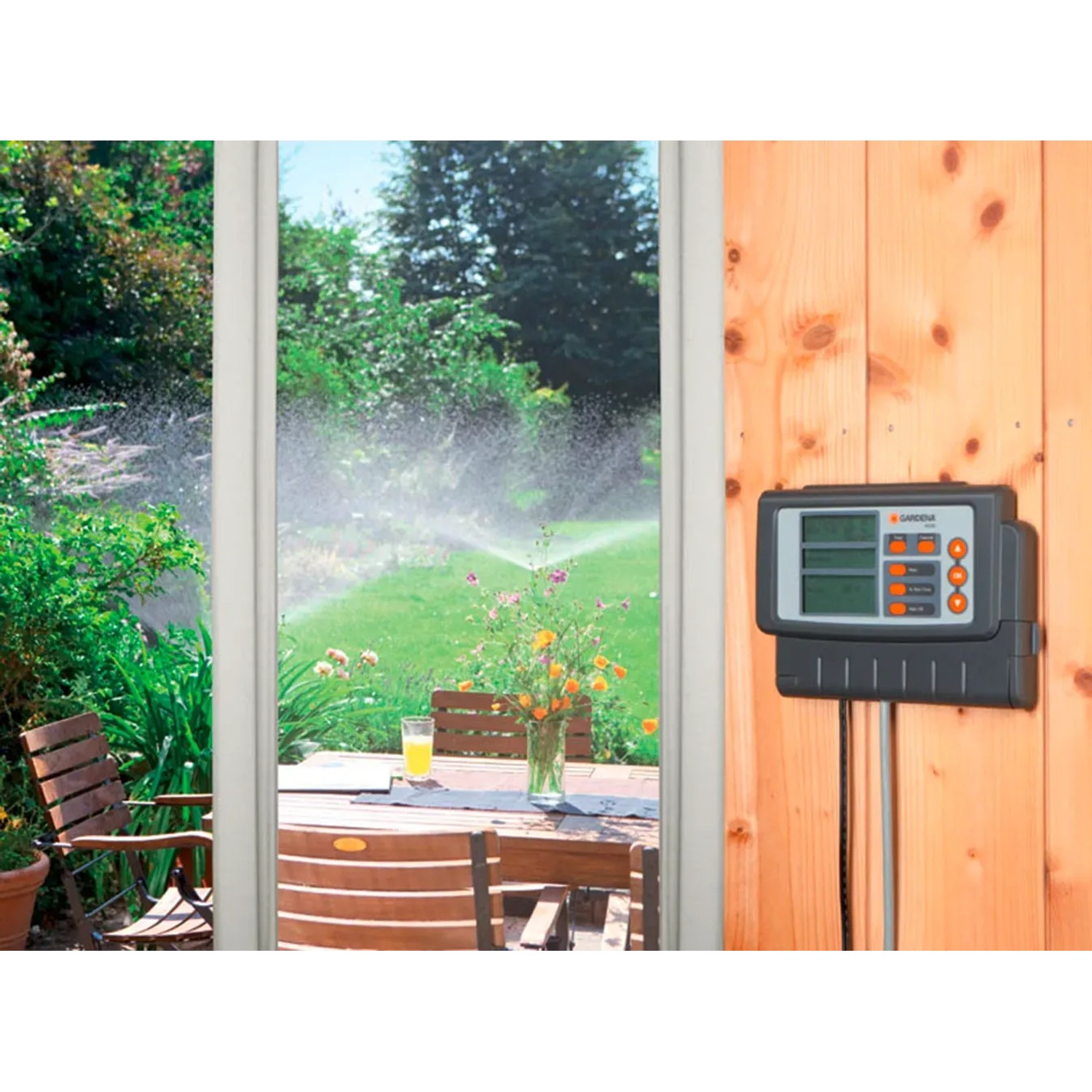 Gardena Classic 4030 Bewässerungssteuerung mit Garten im Hintergrund.