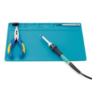 Blaue Blanko Lötmatte aus Silikon (28x20cm) mit Fächern, Zange und Lötkolben als Zubehör.