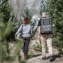 Personen mit Petromax Kühlrucksack, Kühlbox und Isolierflasche im Wald.