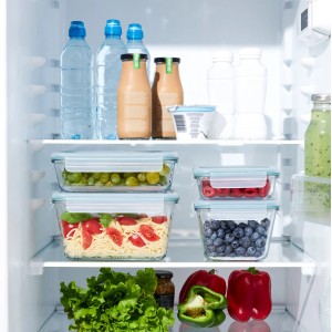 Gefüllte Rotho Kühlschrankdosen Nala im Kühlschrank. Vorratsdosen aus Glas mit grünem Deckel.