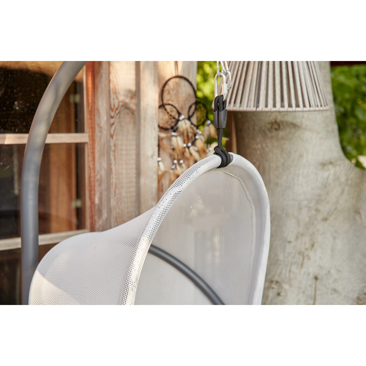 Detailaufnahme: Grauer Siena Garden Hängesessel Yobaya Easy Grey mit Stahlrahmen.