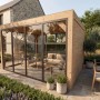 Moderne weka Gartenlaube Lumley aus Fichte mit Glaswänden, Schiebetür und Flachdach im Garten.