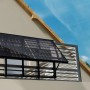 Hepa Solar Balkonkraftwerk Basic am Balkongeländer, schwarzer Rahmen.