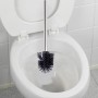 Wenko Raumspar WC-Center Silber mit WC-Bürste im Einsatz in einer Toilette.