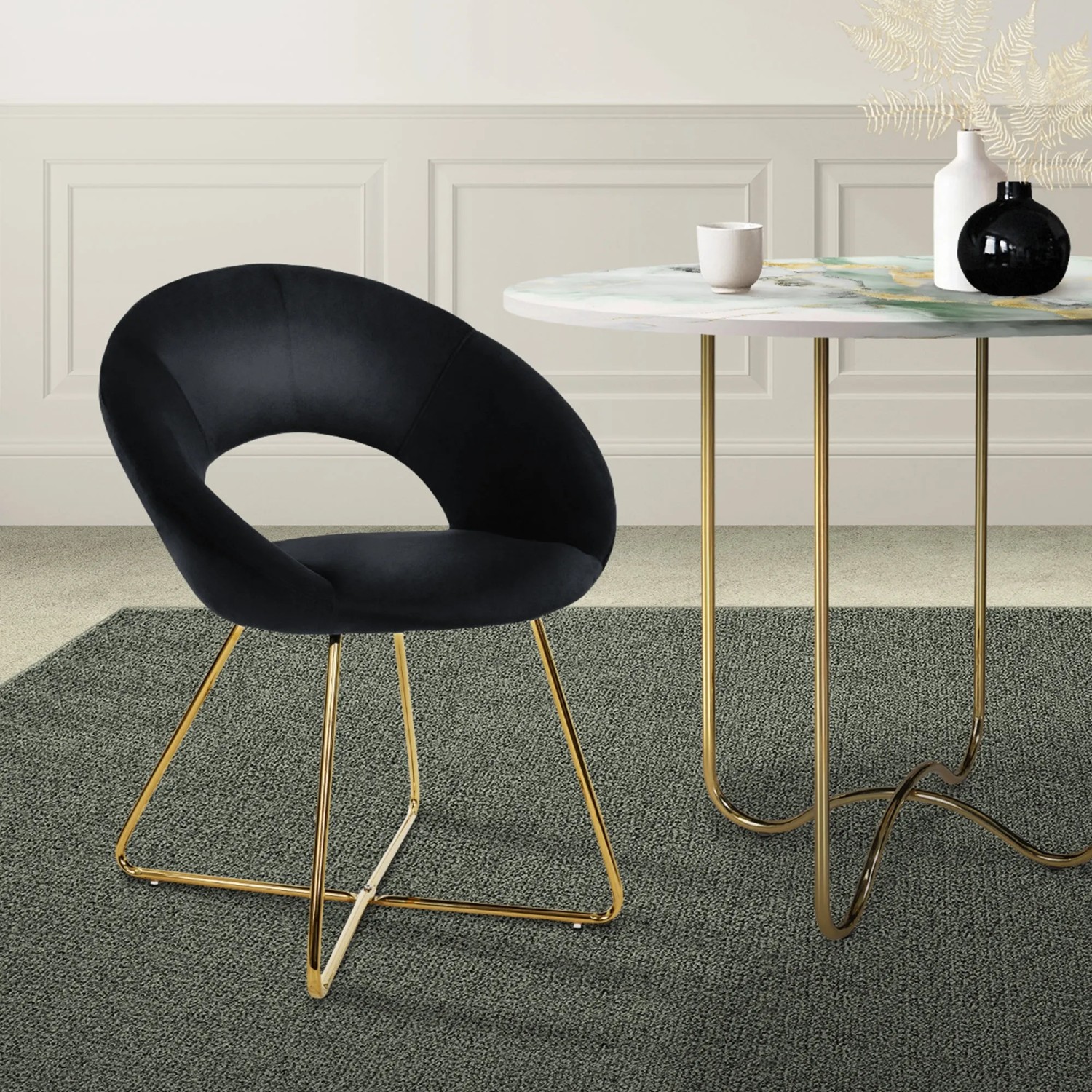 Schwarzer ML-Design Esszimmerstuhl aus Samt mit runder Rückenlehne und goldenem Gestell.