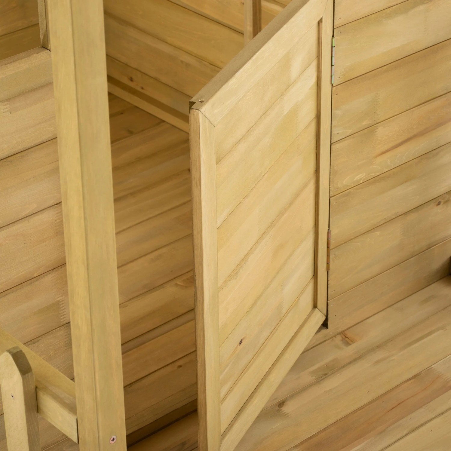 Detailansicht: Tür des naturbelassenen Zwerkules Spielhaus Villa aus FSC®-Holz.