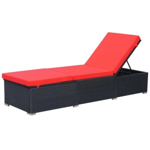 Schwarze Poly Rattan Sonnenliege mit roter Auflage für Garten oder Terrasse.
