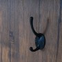 Detailaufnahme: Schwarzer Haken an MCW Wandgarderobe A27 mit Holzstruktur.