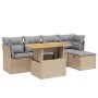 Beige 6-tlg. vidaXL Garten-Sofagarnitur aus Rattan mit Tisch und hellgrauen Kissen.