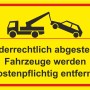 Gelbes Warnschild: Vorsicht, widerrechtlich abgestellte Fahrzeuge werden kostenpflichtig entfernt.