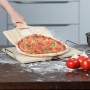 Hand schiebt knusprige Pizza mit Holzschieber auf Cordierit Pizzastein mit Metallhalter. Ideal für Grill & Ofen.