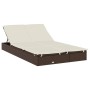 Braune 2-Personen-Sonnenliege mit Dach aus Poly Rattan und cremeweißen Kissen.