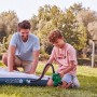 Bosch EasyInflate 18V-500 Akku-Luftpumpe beim Aufpumpen einer Luftmatratze im Freien.