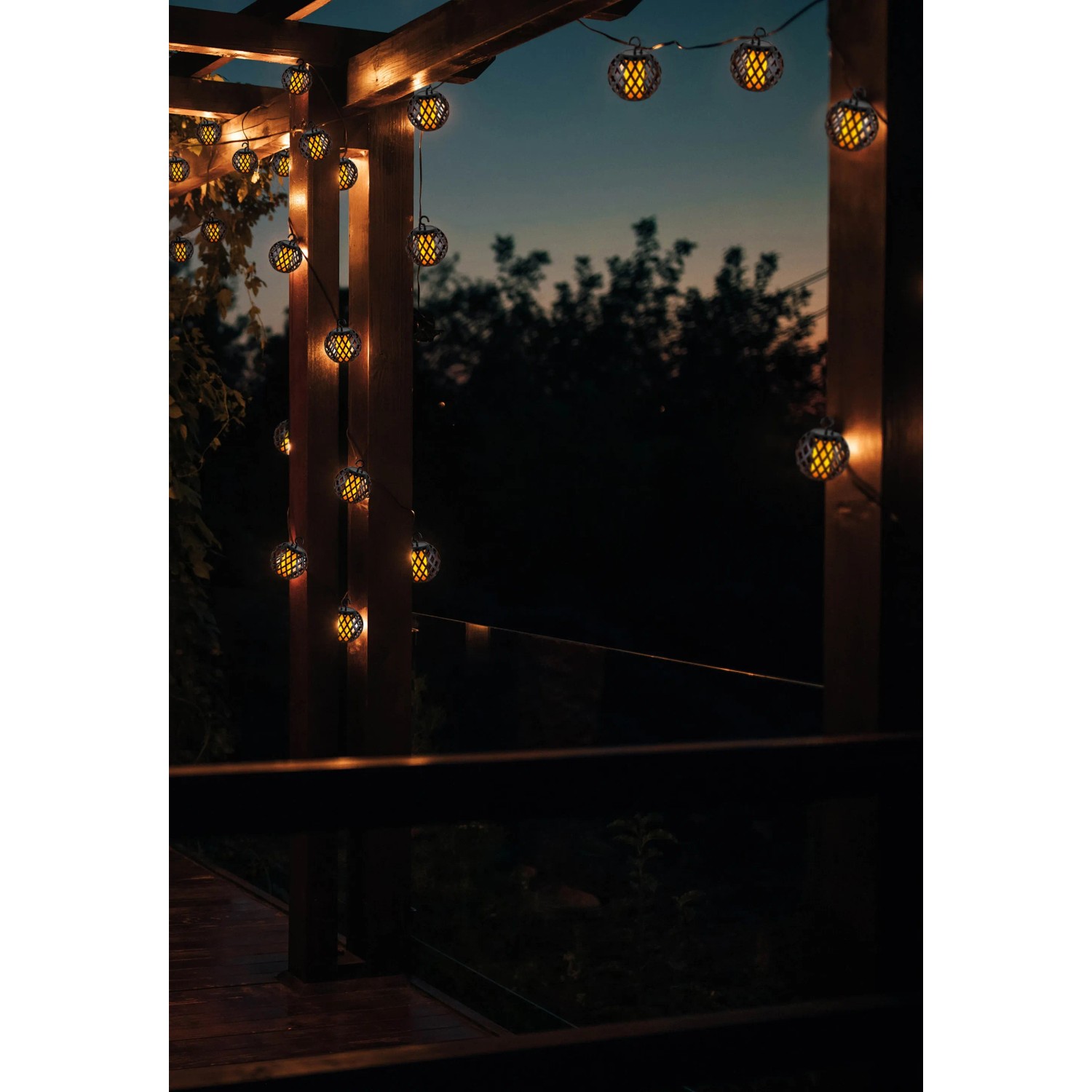 Näve LED Solar Lichterkette Fogo mit Kugel-Design und Flammeneffekt, warmweiß leuchtend.