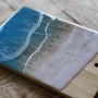 CreativEpoxy Epoxidharz Resin auf Holzbrett, blau-weiße Wellenoptik, ideal für River-Table Projekte.