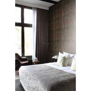 Vliestapete mit rostbraunen, verwitterten Metallplatten im Industrial Chic. Dekorative Tapete für ein modernes Schlafzimmer.