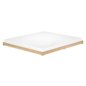 Bodenbett Doppelbett aus Buche Massivholz, 180x200 cm mit Rollrost und weißer Matratze.