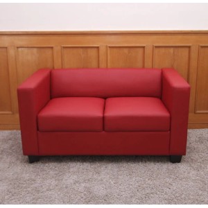 Rotes 2er Sofa Lille im Lounge-Stil mit beschichtetem Bezug und bequemer Polsterung.