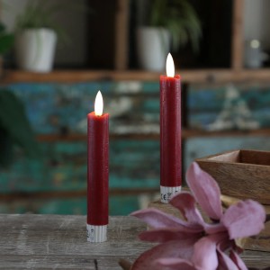 Zwei rote LED Stabkerzen (15cm) in Rustik-Optik aus Echtwachs für stimmungsvolle Tischdeko.