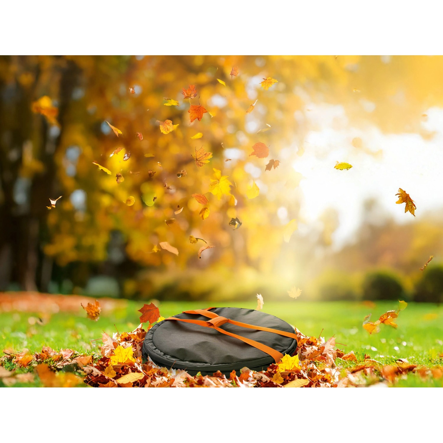 Zusammengefalteter OBI Gartensack Pop-Up (170 l) auf Laub im Garten.