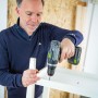 Mann schraubt mit LUX Akku-Bohrschrauber A-BS-20 ein Möbelstück zusammen.