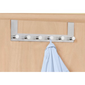 Wenko Türgarderobe Celano mit 6 Haken aus rostfreiem Edelstahl an einer Tür.
