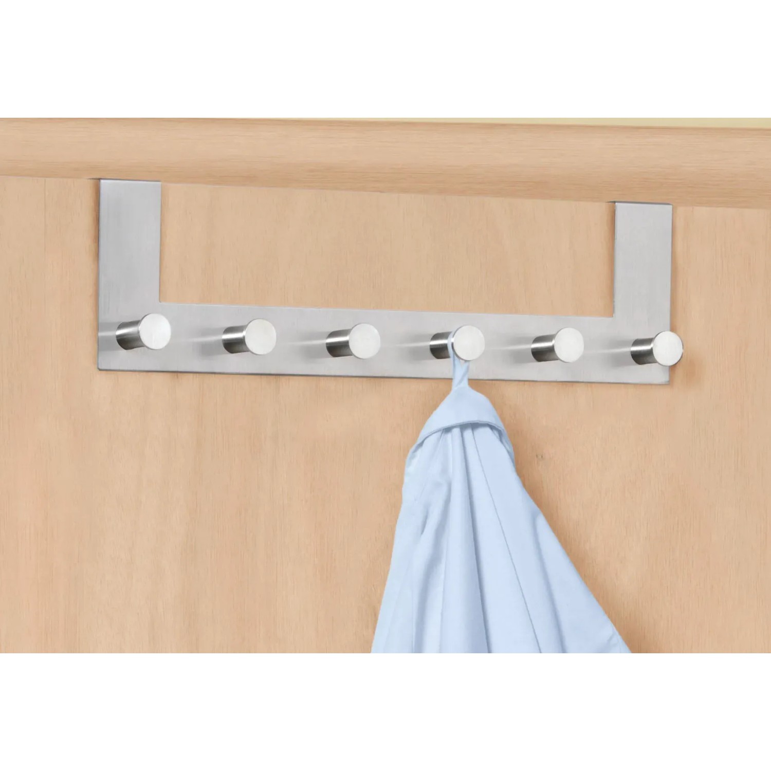 Wenko Türgarderobe Celano mit 6 Haken aus rostfreiem Edelstahl an einer Tür.