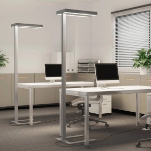 Moderne, dimmbare Arcchio LED Bürostehleuchte Logan aus Aluminium im Büro.