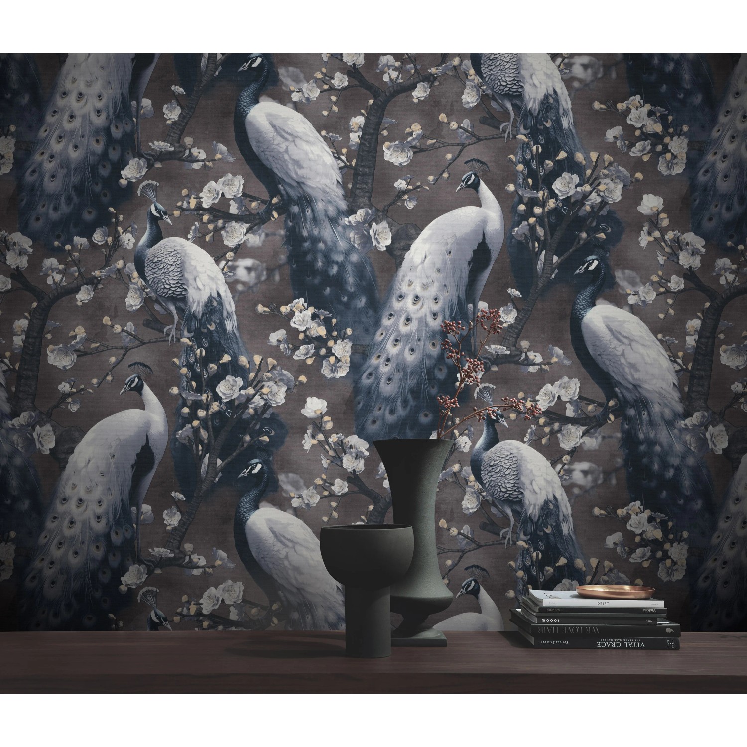 Erismann Vliestapete Play of Light Pavo Schwarz mit Pfauen und Blüten als Dekorative Tapete.