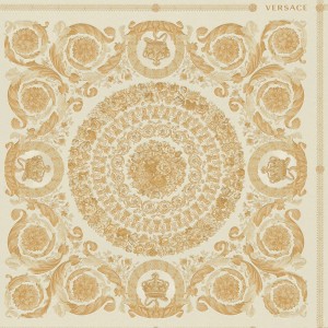 Gold-beige Barock Tapete mit Ornamenten, glänzend. Dekorative Vliestapete für Wohnräume.