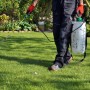 Gartenspritzer: Mann nutzt Relaxdays Drucksprüher 8 Liter zur Gartenpflege.